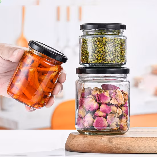 깊은 금속 캡 뚜껑이 있는 밀폐형 원형 유리 보관 피클 항아리